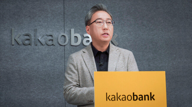 윤호영 카카오뱅크 대표이사가 올해 2월 15일 카카오뱅크 여의도 오피스에서 온라인으로 진행된 기자간담회에서 2022년 카카오뱅크 방향에 대해 발표하고 있다. [카카오뱅크]