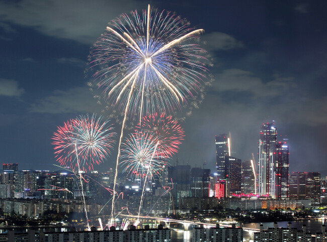10월 8일 밤 서울 여의도 한강공원 일대에서 코로나19 이후 3년 만에 열린 ‘2022 서울세계불꽃축제’에서 화려한 불꽃이 밤하늘을 수놓고 있다. 이 행사는 2000년부터 한화그룹이 주관하고 있다. [뉴스1]