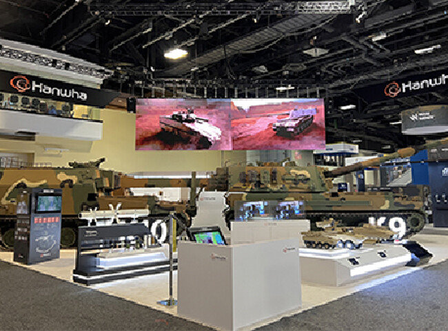 10월 10일 미국 워싱턴 컨벤션센터에서 열린 AUSA (AUSA 2022 Annual Meeting & Exposition) 방산 전시회 한화 부스에 K-9자주포와 K-10 탄약보급장갑차가 전시돼 있다. [한화]