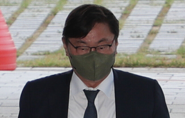 9월 27일 이화영 전 경기도 평화부지사가 영장실질심사를 받으러 경기 수원시 영통구 수원지방검찰청에 들어가고 있다. 이 전 부지사는 특정범죄가중처벌법상 뇌물 수수 혐의로 9월 28일 구속된 데 이어 10월 14일 기소 됐다. [뉴스1]
