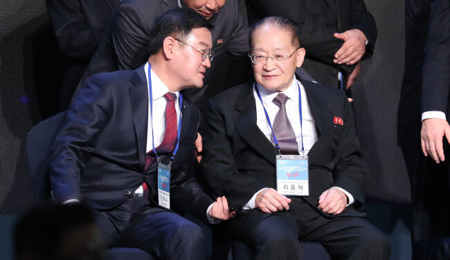 2018년 11월 16일 경기 고양시 엠블호텔에서 열린 ‘2018 아시아태평양의 평화·번영을 위한 국제대회’에서 안부수 아태평화교류협회장(왼쪽)이 리종혁 북한 조선아시아태평양평화위원회 부위원장과 대화를 나누고 있다. 해당 행사는 경기도와 아태평화교류협회가 공동 주최하고 쌍방울그룹이 후원했다. [뉴스1]