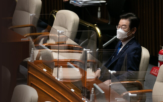 이재명 더불어민주당 대표가 9월 28일 제400회 국회(정기회) 제8차 본회의에 참석해 앉아 있다. [사진공동취재단]