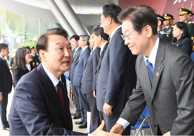 윤석열 대통령과 이재명 더불어민주당 대표가 10월 1일 충남 계룡대에서 열린 건군 제74주년 국군의 날 행사에서 만나 악수하고 있다. [대통령실사진기자단]