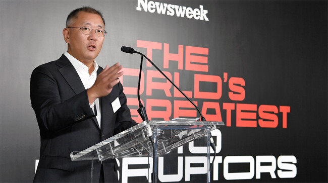 정의선 현대차그룹 회장이 미국 시사주간지 ‘뉴스위크’가 4월 12일 미국 뉴욕 세계무역센터에서 주최한 ‘세계 자동차 산업의 위대한 파괴적 혁신가들’ 시상식에서 ‘올해의 선지자(Visionary of the Year)’ 상을 받은 뒤 수상 소감을 밝히고 있다. [현대차그룹]