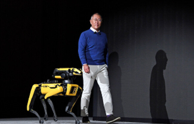 2022년 1월 미국 라스베이거스에서 열린 2022 CES에서 정의선 현대차그룹 회장이 로보틱스 비전 발표를 위해 로봇개 스폿과 함께 무대 위로 등장하고 있다. [현대차그룹]