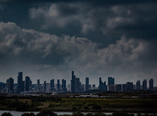 세종시 상공에 짙은 먹구름이 끼어 있다. [박해윤 기자]