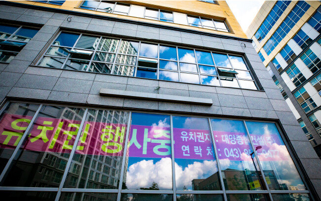 소담동 한 건물에 ‘유치권 행사 중’이라고 쓰인 플래카드가 걸려 있다. [박해윤 기자]