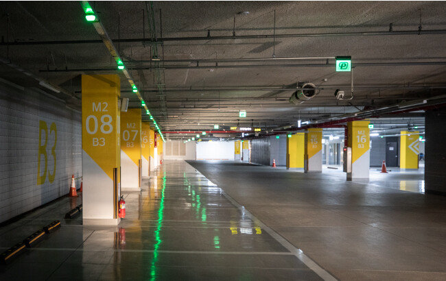 텅 빈 어진동 엠브릿지 지하 주차장. [박해윤 기자]