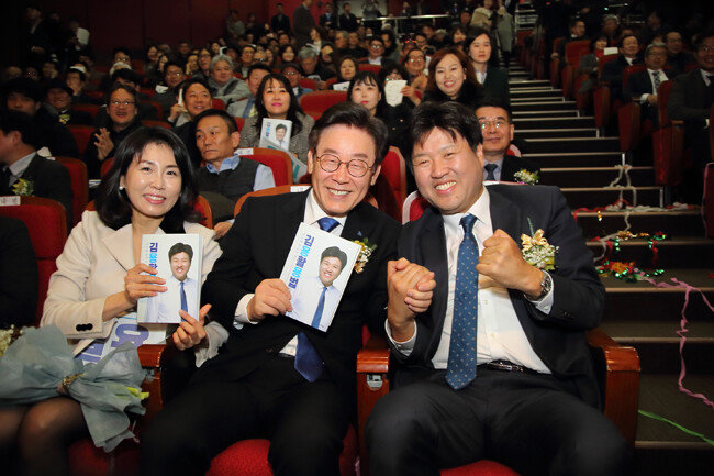 이재명 더불어민주당 대표(가운데)가 경기도지사로 재직하던 2019년 12월 15일 김용 당시 경기도 대변인(오른쪽)의 출판기념회에 참석했다. [김용 블로그]
