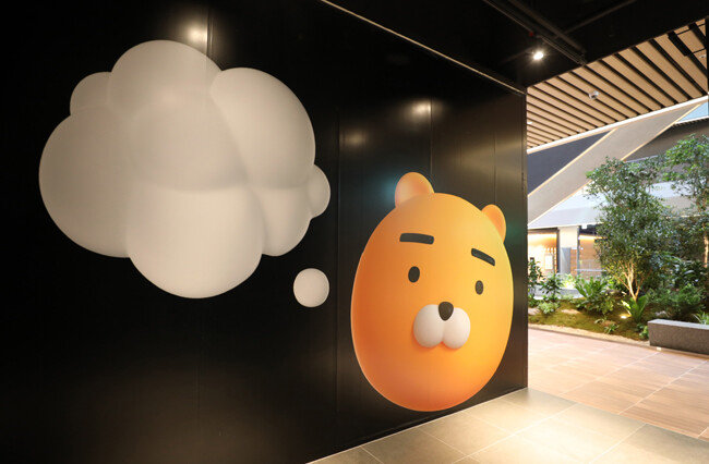 경기 성남시 분당구 SK C&C 판교캠퍼스에서 약 2㎞ 정도 떨어진 판교역 주변에 카카오 아지트가 있다. 사진은 10월 17일 카카오 아지트 내부 모습. [장승윤 동아일보 기자]