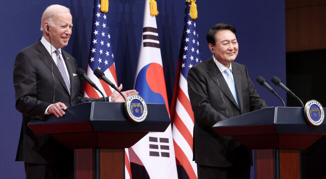 윤석열 대통령(오른쪽)과 조 바이든 미국 대통령이 5월 21일 서울 용산 대통령실 청사 대강당에서 한미 정상 공동 기자회견을 하고 있다. [대통령실사진기자단]