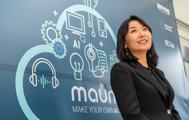 10월 6일 손병희 마인즈랩 전무가 사무실 앞에서 사진 촬영을 위해 포즈를 취하고 있다. [홍태식 객원기자]