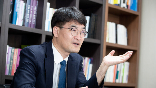 최병천 신성장경제연구소 소장은 더불어민주당을 두고 “국민의힘의 왼쪽을 입증하려 안달하지 않아도 된다”고 말했다. [지호영 기자]