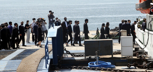 9월 22일 북한군에 피살된 해양수산부 공무원 이대준 씨 추모 노제가 전남 목포시 서해어업관리단 부두에서 열린 가운데 고인이 마지막으로 승선한 어업지도선 무궁화 10호에 유족들이 영정을 든 채 들어서고 있다. [박영철 동아일보 기자]