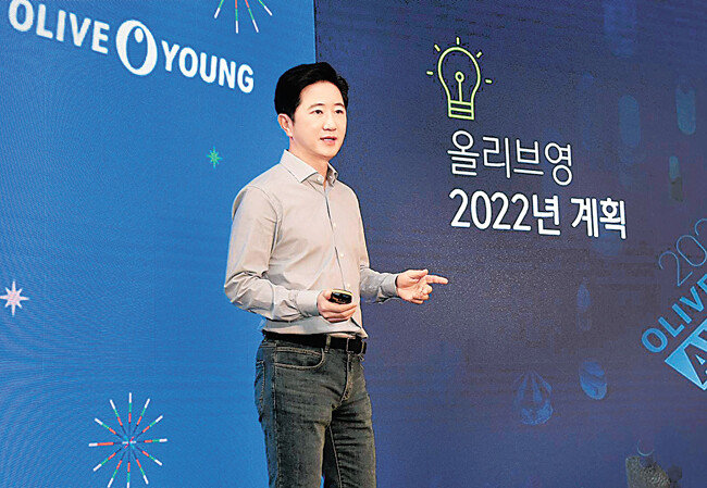 2021년 12월 15일 서울 중구 동대문디자인플라자(DDP)에서 열린 ‘2021 올리브영 미디어 커넥트’에서 발언하는 구창근 당시 CJ올리브영 대표. [올리브영]