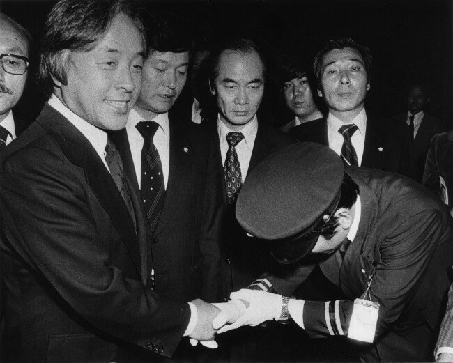 1979년 10월 4일 김영삼 당시 신민당 총재가 의사당 정문을 나서며 악수로 석별의 정을 나누고 있다. 김 총재는 1979년 9월 29일 제명 처분을 받아 의원직을 상실했다. 김 총재 제명을 강행한 유신정권은 불과 한 달도 되지 않아 10·26 사태로 무너진다. [동아DB]