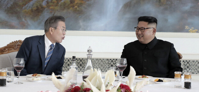  2018년 9월 19일 문재인 당시 대통령과 김정은 북한 국무위원장이 평양 옥류관에서 식사하며 대화를 나누고 있다. 이틀 뒤 김정은 위원장은 도널드 트럼프 미국 대통령에게 친서를 보내며 “북·미 문제에 문 대통령이 관심을 보이는 것은 불필요하다고 생각한다”고 썼다. [뉴스1]