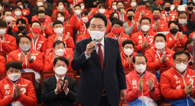 3월 10일 윤석열 당시 대통령 당선인이 서울 여의도 국회 도서관에 마련된 개표상황실을 찾아 소감을 밝히고 있다. 뒤쪽 첫 번째 줄에 당시 직함 기준 이준석 국민의힘 대표, 안철수 국민의당 대표, 권영세 의원, 정진석 의원(왼쪽부터)이 보인다. [사진공동취재단]