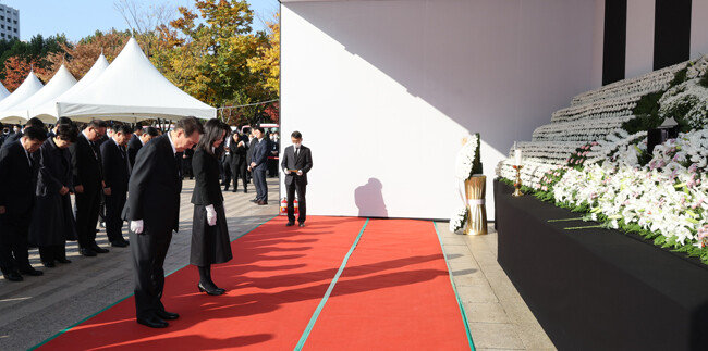 윤석열 대통령과 부인 김건희 여사가 31일 서울광장에 마련된 이태원 사고 사망자 합동분향소를 방문해 헌화한 후 묵념하고 있다. (대통령실통신사진기자단) 
