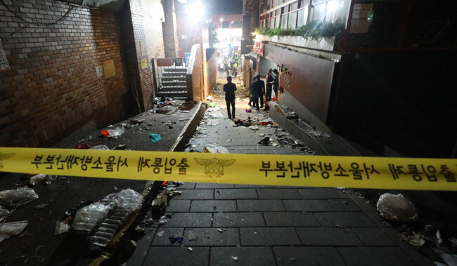 29일 서울 용산구 이태원에서 압사 추정 사고가 발생했다. 이날 사고가 발생한 용산구 이태원 현장에 폴리스라인이 설치됐다. [뉴스원]
