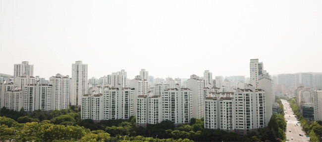 국토교통부는 2023년 2월 중 ‘1기 신도시 재정비사업 촉진을 위한 특별법’을 국회에 발의하기로 했다. 이 법안이 국회를 통과하면 기존 구도심 재건축 아파트보다 1기 신도시 아파트가 수혜를 볼 전망이다. 사진은 1기 신도시 중 하나인 경기 성남시 분당 아파트 단지. [동아DB]