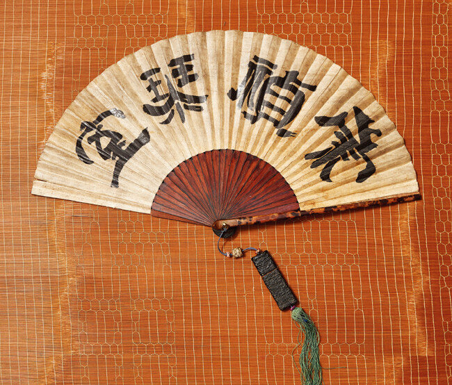 대모 접선. 조선시대. 거북 등 껍데기를 접선의 양쪽 끝에 사용해 만든 부채. 침통 선출이 달린 게 특이하다.