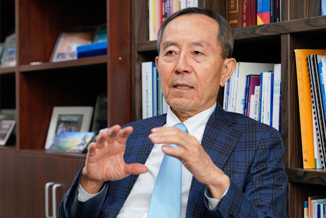 10월 6일 ‘신동아’와 인터뷰하면서 채우석 한국방위산업학회장은 “K-방산 발전을 위해서는 ‘파괴적 혁신’이 필요하다”고 역설했다. [홍태식 객원기자]