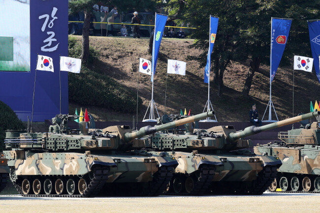 9월 29일 충남 계룡시 계룡대 대연병장에서 열린 제74주년 국군의날 미디어데이 행사에 K-2전차가 전시돼 있다. [뉴스1]