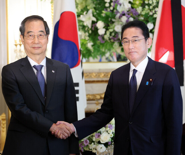 9월 28일 일본 도쿄 영빈관에서 한덕수 국무총리(왼쪽)가 기시다 후미오 총리와 면담에 앞서 악수를 나누고 있다. 강창일 전 주일대사는 기시다 총리에 대해 “실용주의자이자 평화주의자다. 한일 관계 개선을 기대해 봄직하다”고 설명했다. [뉴스1]