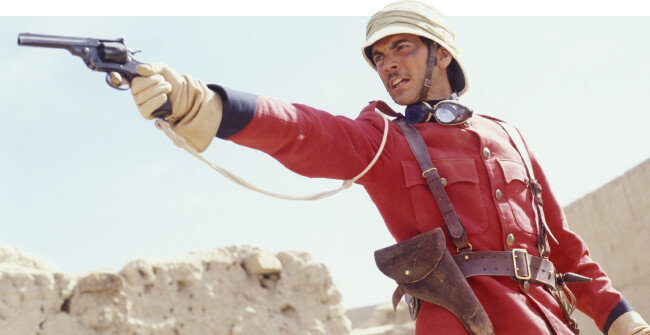 영화 ‘포 페더스’에서 해리의 친구들은 집단 최면에 걸린 것처럼 애국심에 사로잡혀 있다. [미라맥스]