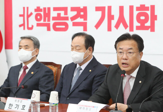 10월 26일 서울 여의도 국회에서 정진석 국민의힘 비상대책위원장이 북핵위기대응특별위원회 임명장 수여식 및 1차 회의에서 모두 발언 하고 있다. 근래 여권 내에선 북핵 위협에 대해 자체 핵보유·전술핵 재배치·핵 공유 등 다양한 대안이 거론되고 있다. [뉴스1]