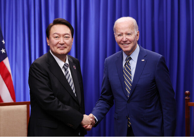 11월 13일(현지 시간) 윤석열 대통령과 조 바이든 미국 대통령이 캄보디아 프놈펜에서 열린 한미 정상회담에서 악수하고 있다. 이날 대통령실에 따르면 윤 대통령은 “북한의 고도화된 핵 능력에 맞게, 한미 간 확장억제를 실효적이고 획기적으로 강화해 나갈 필요가 있다”, 바이든 대통령은 “확장억제 강화 방안에 관해 양측이 앞으로 계속해서 긴밀히 협의해 나가자”고 말했다. [동아DB]