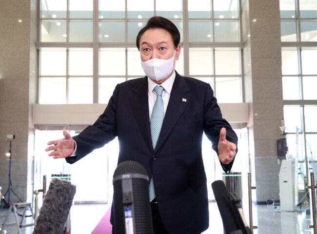 10월 13일 윤석열 대통령이 서울 용산 대통령실에서 취재진과 출근길 문답을 하고 있다. 이날 윤 대통령은 전술핵 관련 질문에 “확장억제를 비롯해 한미의 여러 의견을 경청하고 있다. 다양한 가능성을 꼼꼼히 따져볼 것”이라고 답했다. [뉴스1]