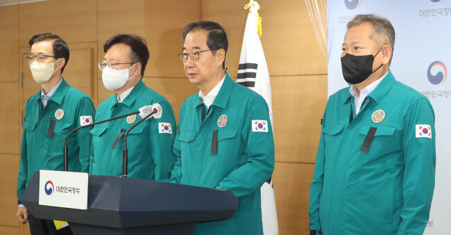 10월 30일 정부서울청사 브리핑실에서 ‘이태원 압사 참사’와 관련한 관계 부처 장관 브리핑에서 한덕수 국무총리가 발언하고 있다. [뉴시스]