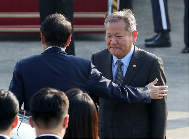 11월 11일 경기 성남시 서울공항에서 출국을 앞두고 윤석열 대통령이 환송 나온 이상민 행정안전부 장관의 어깨를 두드리고 있다. [뉴스1]
