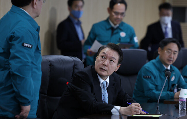 윤석열 대통령이 11월 2일 서울 용산 대통령실 국가위기관리센터에서 북한의 탄도미사일 발사 관련 긴급 국가안전보장회의를 주재하고 있다. [대통령실]