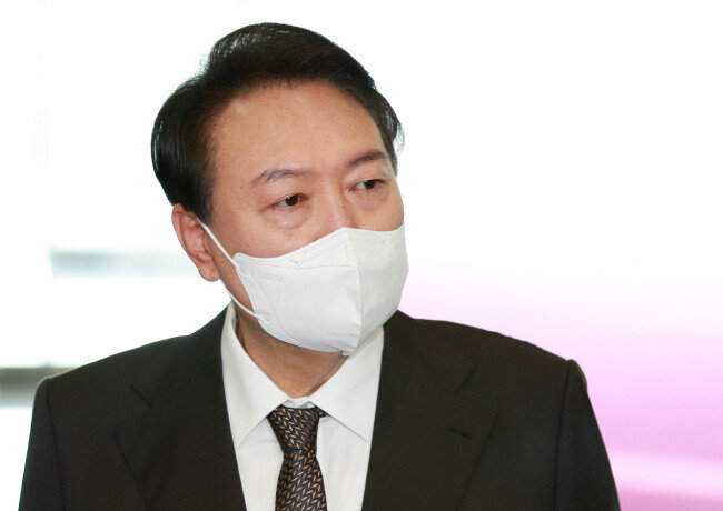 10월 11일 서울 용산 대통령실에서 윤석열 대통령이 취재진과 출근길 문답을 하고 있다. 이날 윤 대통령은 “한미동맹·한미일 안보협력으로 북핵 위협에 대응하겠다”고 밝혔다. [뉴스1]