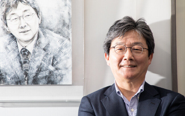 2021년 4월 9일 서울 여의도 ‘희망22’ 사무실에서 인터뷰 후 포즈를 취한 유승민 전 국민의힘 의원. [조영철 기자]