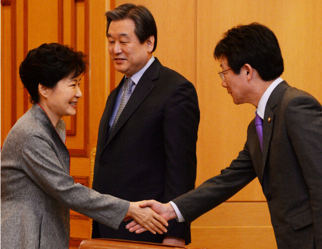 2015년 2월 10일 박근혜 당시 대통령이 청와대를 방문한 새누리당(현 국민의힘) 지도부와 접견하는 자리에서 유승민 당시 원내대표와 악수하고 있다. [청와대사진기자단]