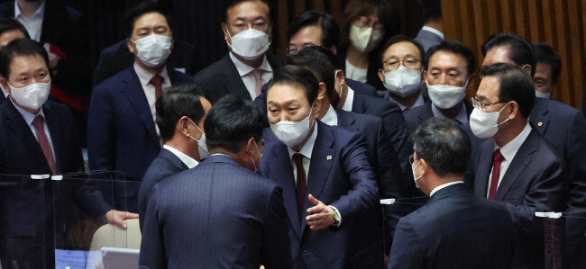 10월 25일 윤석열 대통령이 국회 본회의장에서 시정연설을 마친 뒤 ‘윤핵관’으로 불리는 장제원 국민의힘 의원과 인사를 나누고 있다. [사진공동취재단]