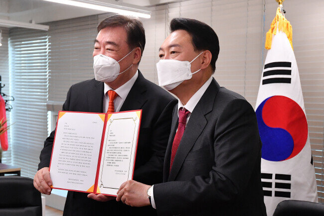 3월 11일 윤석열 당시 대통령 당선인(오른쪽)이 서울 여의도 국민의힘 중앙당사에서 싱하이밍 주한 중국대사를 접견해 시진핑 중국 국가주석의 축전을 받은 후 기념촬영을 하고 있다. [공동취재단]