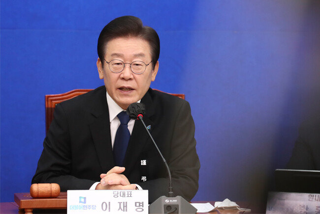 이재명 더불어민주당 대표의 최측근 정진상 당대표 정무조정실장에 대한 압수수색이 진행되는 가운데 11월 9일 국회에서 열린 최고위원회에서 이 대표가 모두 발언을 하고 있다. [원대연 동아일보 기자]