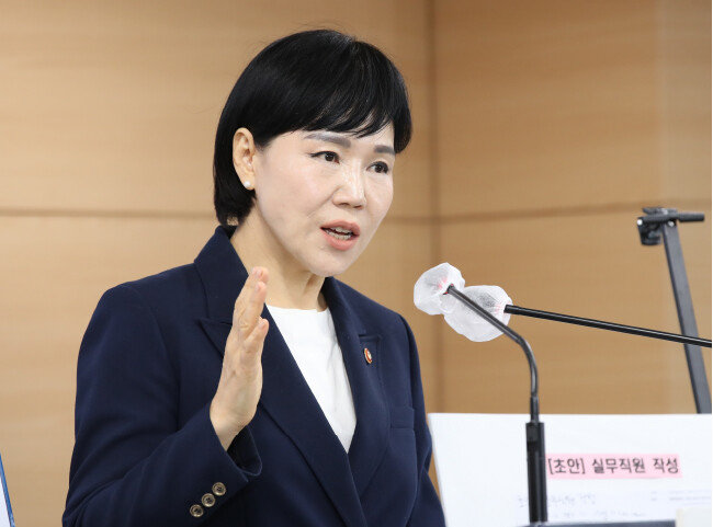 10월 26일 서울 종로구 정부서울청사에서 전현희 국민권익위원장이 기자회견을 하고 있다. 이날 전 위원장은 감사원의 수사 의뢰에 대해 “명백한 정치 탄압이자 불법 직권남용”이라고 비판했다. [뉴스1]