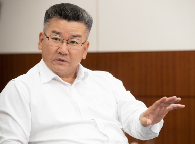 7월 7일 유병호 감사원 사무총장이 ‘신동아’와 인터뷰하고 있다. 이날 유 사무총장은 “마땅히 할 일을 보복으로 생각한다면 정치적 이해관계가 개입된 시각으로 바라보는 것”이라고 말했다. [지호영 기자]