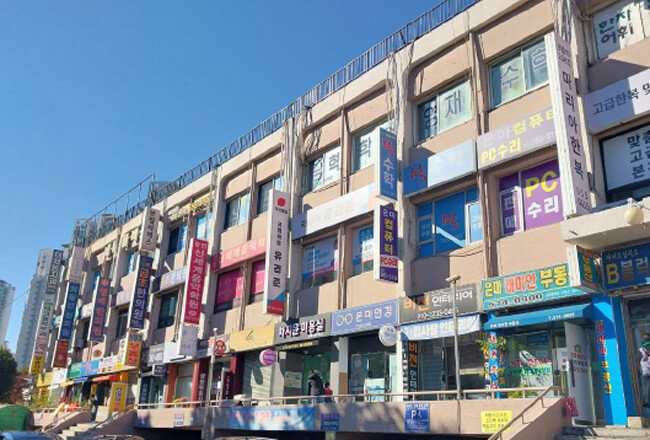 서울 강남구 대치동 은마종합상가 풍경. 외관은 40여 년 세월의 흔적이 고스란히 느껴진다. [김건희]