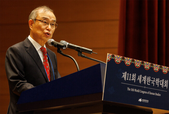 10월 20~21일 한국학중앙연구원에서 열린 ‘제11회 세계한국학대회’에서 안병우 원장이 환영사를 하고 있다. [한국학중앙연구원]