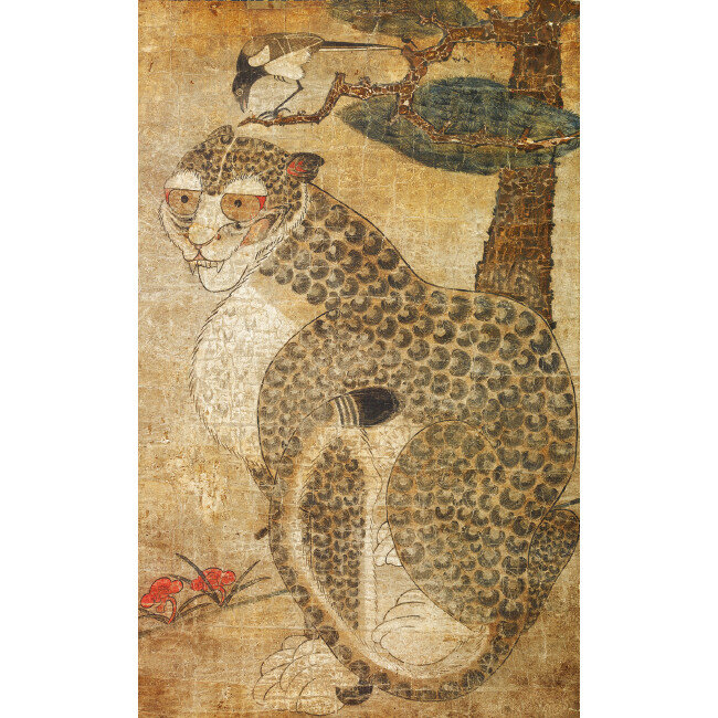 호작도(虎鵲圖) | 18세기 후기. 지본 채색. 99 x 66㎝ 까치와 호랑이 그림 가운데 대표작이라고 일컬어지는 일본 민예관 소장 ‘호작도’와 비견되는 명작이다. 민예관 소장품은 까치와 호랑이가 얼굴을 맞대고 싸우는 형상이지만 이 작품은 귓속말로 뭔가를 진지하게 속삭이는 듯한 모습이 그려져 있다.