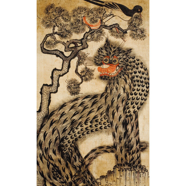 호작도(虎鵲圖) | 20세기 초. 지본 채색. 105.5 x 67.5㎝ 인기가 많은 그림으로 일명 ‘번개 맞은 호랑이’라는 별명이 있다. 깜짝 놀라 털이 바짝 곤두선 채 계면쩍은 표정으로 혀를 낼름 내민 순간을 그린 작가의 재치가 돋보인다.