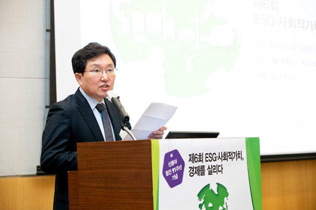 6일 오후 여의도 전경련회관 컨퍼런스센터에서 열린 제6회 ‘ESG‧사회적가치, 경제를 살리다’ 포럼에서 김용태 여의도연구원장은 “사회통합과 공동체의 발전이 어느 때보다 중요한 지금, 한국사회가 추구해야할 가치와 방향을 제시하는 자리에 참석하게 돼 뜻깊게 생각한다”고 말했다. [동아일보 출판사진팀]