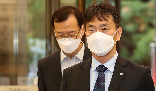 이복현 금융감독원장(오른쪽)이 2022년 11월 14일 서울 중구 은행회관 뱅커스클럽에서 열리는 8개 은행지주(KB·신한·하나·우리·농협·BNK·DGB·JB) 이사회 의장들과 오찬 간담회에 참석하고 있다. [뉴스1]